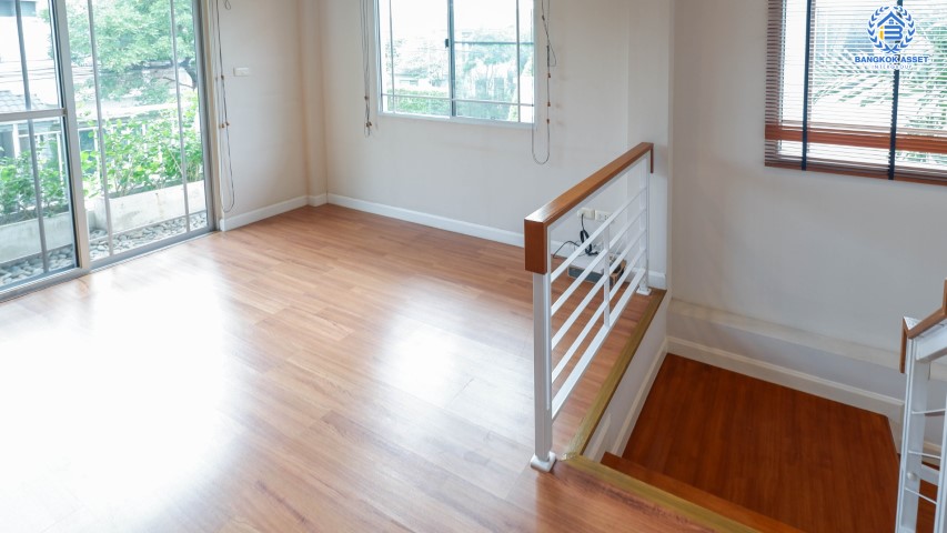 *****บ้านเดี่ยวมือสอง ม. มัณฑนา แจ้งวัฒนะ-ราชพฤกษ์ บ้านสวยมาก พร้อมเข้าอยู่ เนื้อที่กว่า 58.40  ฟังก์ชันครบครัน 3 ห้องนอน 3 ห้องน้ำ พร้อมมีห้องอเนกประสงค์ 1 ห้อง 2 ที่จอดรถ บรรยากาศร่มรื่นมาก พร้อมแวดล้อมไปด้วยสิ่งอำนวยความสะดวก และสาธารณูปโภคมากมาย  บนทำเลดี ที่เชื่อมสู่ถ.แจ้งวัฒนะได้อย่างรวดเร็ว